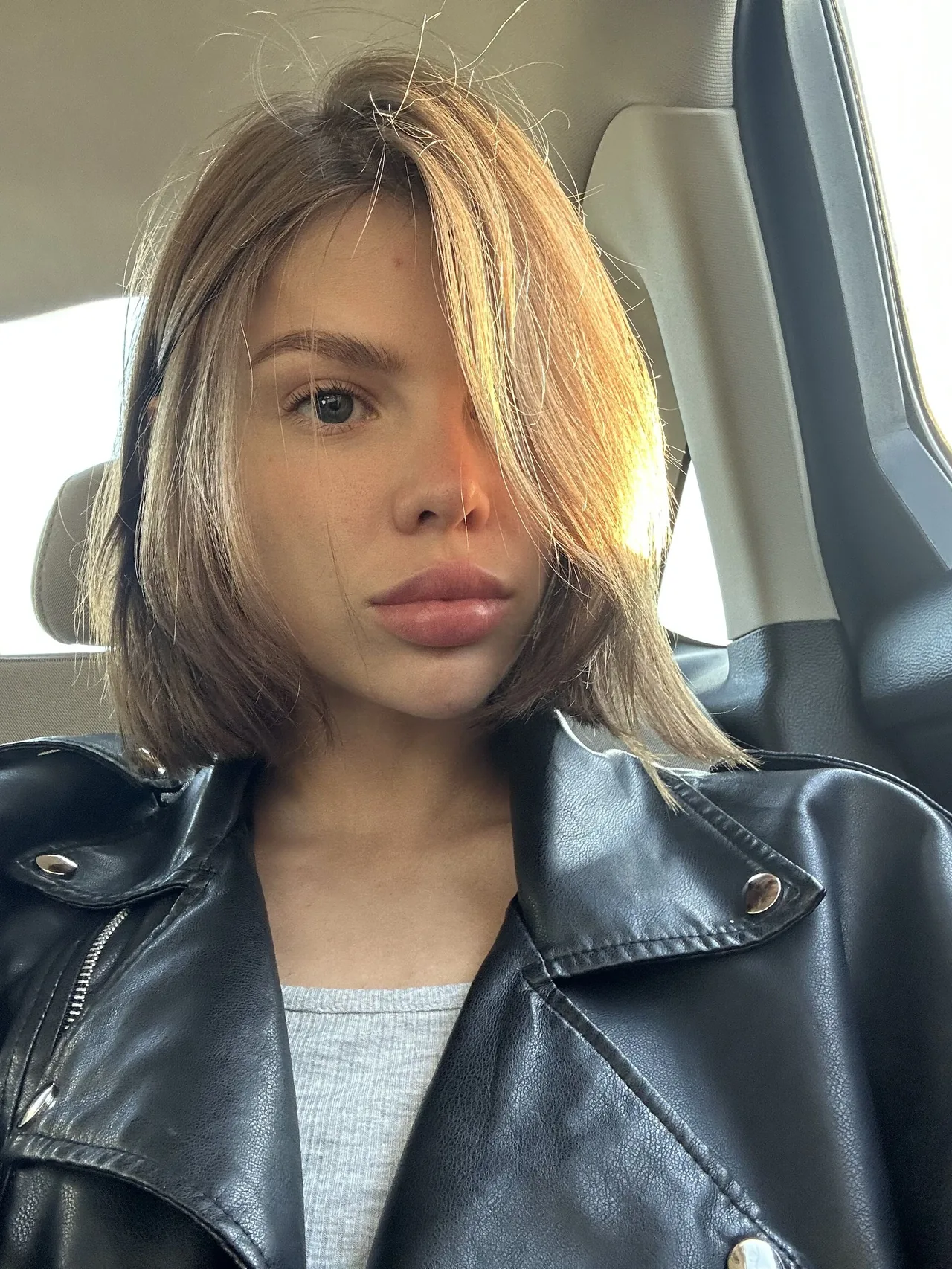 Ani Butler, brünettes Webcam-Model, in schwarzer Lederjacke mit Blick in die Kamera